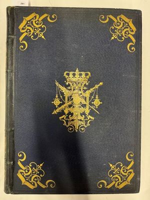 un livre bleu orné de dorures et d'une couronne