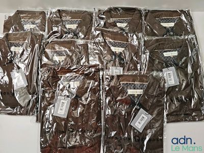 plusieurs sacs contenant des vêtements marron posés sur une table