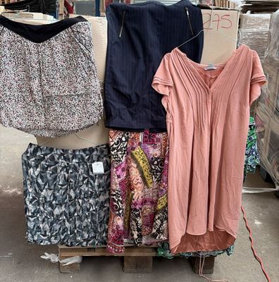 beaucoup de vêtements empilés sur une palette
