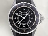 gros plan d'une montre sur une surface blanche