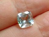 une personne tenant un diamant vert et blanc dans la main