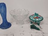 deux vases et un bol posés sur une table