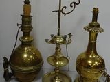 de nombreux objets en laiton posés sur une table