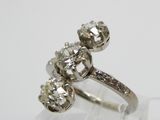 gros plan d'une bague en diamant sur une surface claire