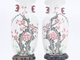 paire de vases chinois décorés d'oiseaux et de fleurs, posés sur un socle