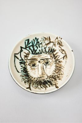 une assiette sur laquelle est représenté un homme barbu