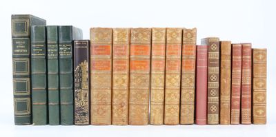 plusieurs vieux livres sont alignés sur une surface blanche