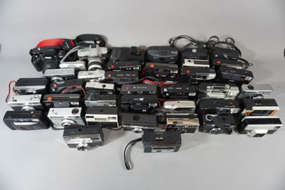 Ensemble de 40 appareils photographiques compacts et divers …