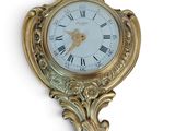une horloge à chiffres romains accrochée au mur