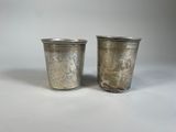 paire de verres à shot anciens en métal argenté, ornés de motifs gravés