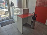 un bureau sur lequel se trouve un ordinateur, placé devant une fenêtre