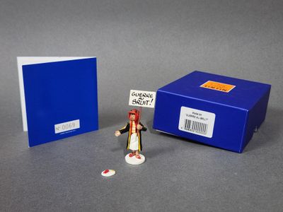 une petite figurine représentant un homme debout à côté d'une cabine téléphonique bleue