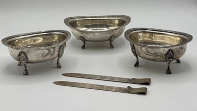 quatre couverts, dont un bol, un couteau et une cuillère