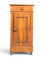Table de chevet en bois naturel ouvrant par un vantail et un…