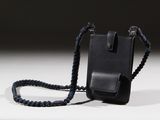 un téléphone portable noir muni d'un cordon