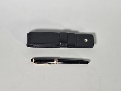 un stylo noir et un étui noir posés sur une surface blanche