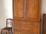 un meuble en bois et une chaise dans une pièce