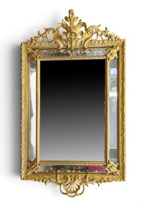 une image d'un miroir encadré d'or accroché à un mur