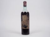 une bouteille de vin posée sur une table