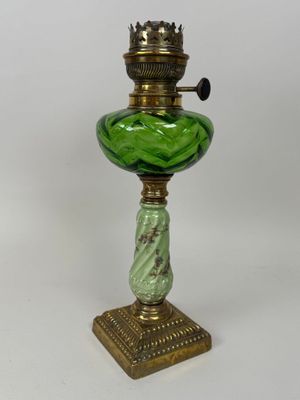 une image représentant une lampe en verre vert surmontée d'une couronne
