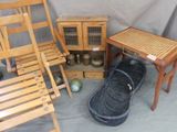 de nombreuses chaises en bois et une table sur laquelle se trouve un panier