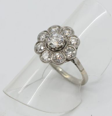 un gros plan d'une bague ornée d'un motif floral sur le dessus