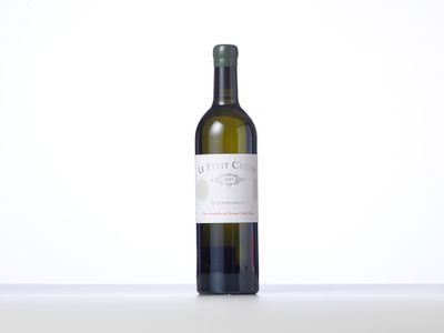 une bouteille de vin posée sur une table