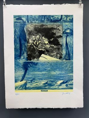 une image représentant un tableau bleu et blanc accroché à un mur