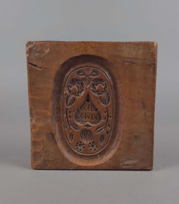 un gros plan d'une plaque en bois sur laquelle figure un oiseau