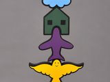 une sculpture colorée représentant un oiseau au sommet d'une tour