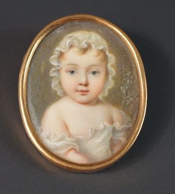 portrait d'une jeune fille en robe blanche dans un cadre doré