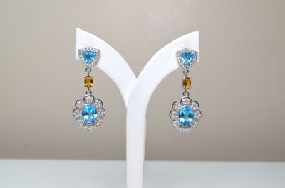 Une paire de boucles d'oreilles en argent, sertie de 6,40 ct…