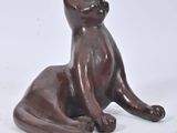 a statue of a cat that is sitting on the ground