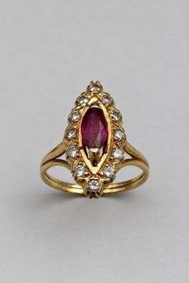 Bague marquise en or 18k avec rubis - Élégance intemporelle