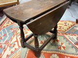 une petite table avec un plateau en bois sur un tapis