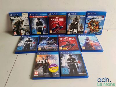 une pile de jeux PlayStation posée sur une table