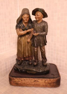 une statue représentant un homme et une femme debout l'un à côté de l'autre