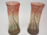 deux vases posés sur une table
