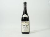 une bouteille de vin posée sur une table