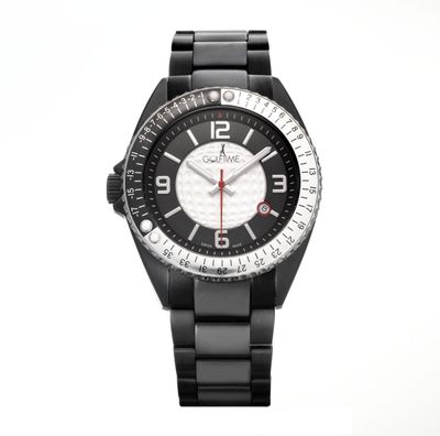 La montre est noire, avec un cadran blanc et une trotteuse rouge.