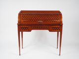 un bureau ancien avec un plateau à damier et des tiroirs