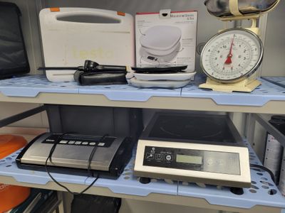 de nombreux types d'appareils électroniques sur les rayons