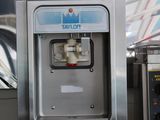 une machine posée sur un comptoir dans un magasin