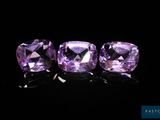 trois améthystes violettes sur fond noir