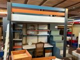 un lit superposé avec un bureau et une chaise dans la chambre