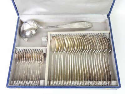 des couverts dans une boîte contenant des cuillères et des cuillères à l'intérieur