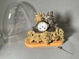 une horloge posée sous un dôme en verre