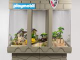 une vitrine Playmobil avec un bâtiment en arrière-plan