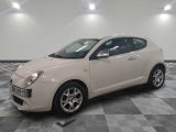 la photo d'une voiture blanche garée dans un garage