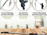 quatre types d'outils différents posés sur une table en bois